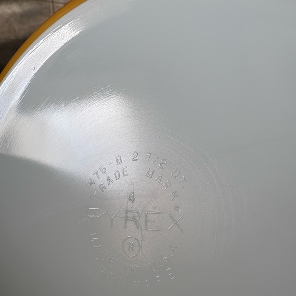 Vintage Pyrex Butterfly Gold 475 Casserole 2.5 qt - damaged - Picture 3 of 8